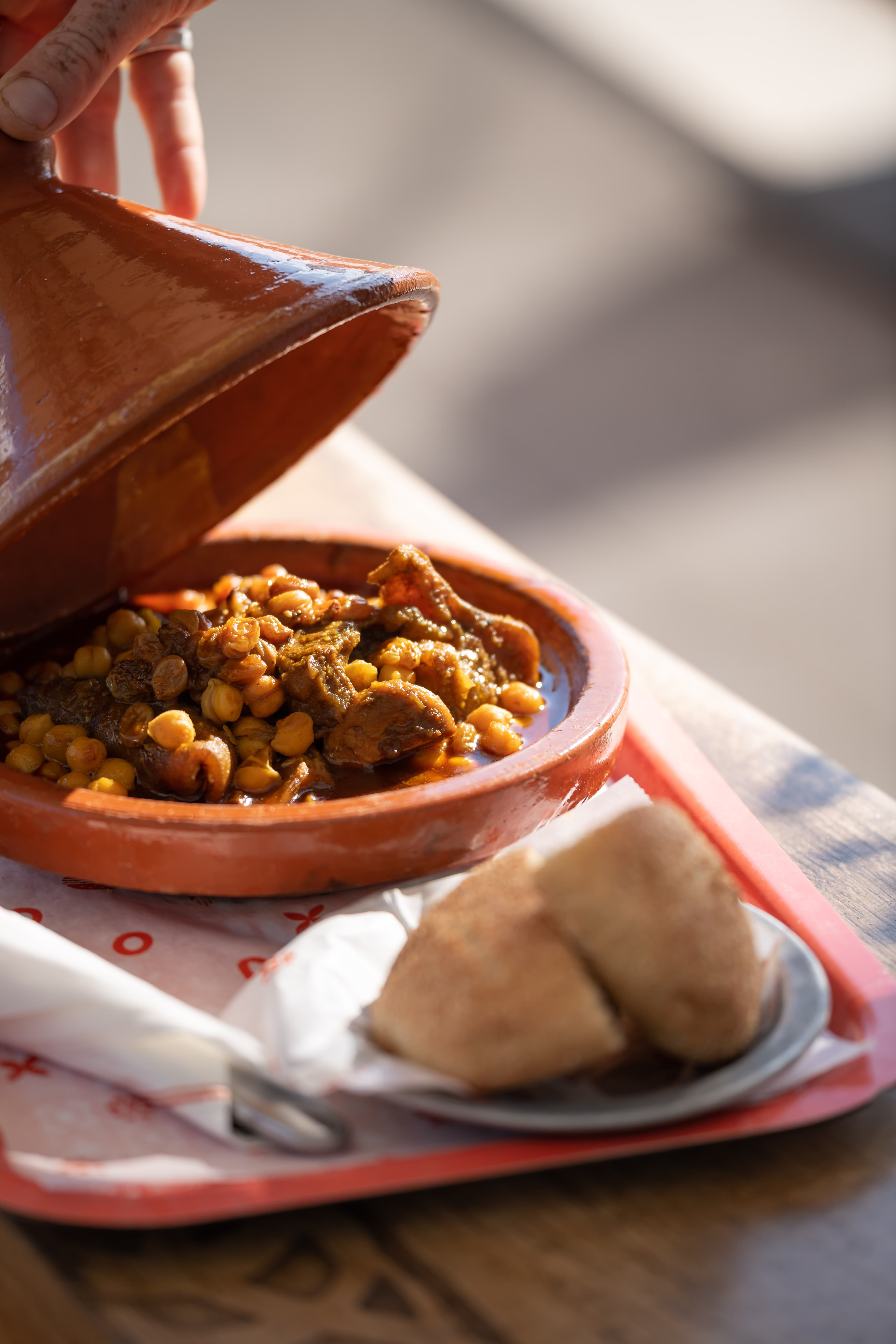 Tajine de bœuf aux pois chiches servi avec pain batbout.