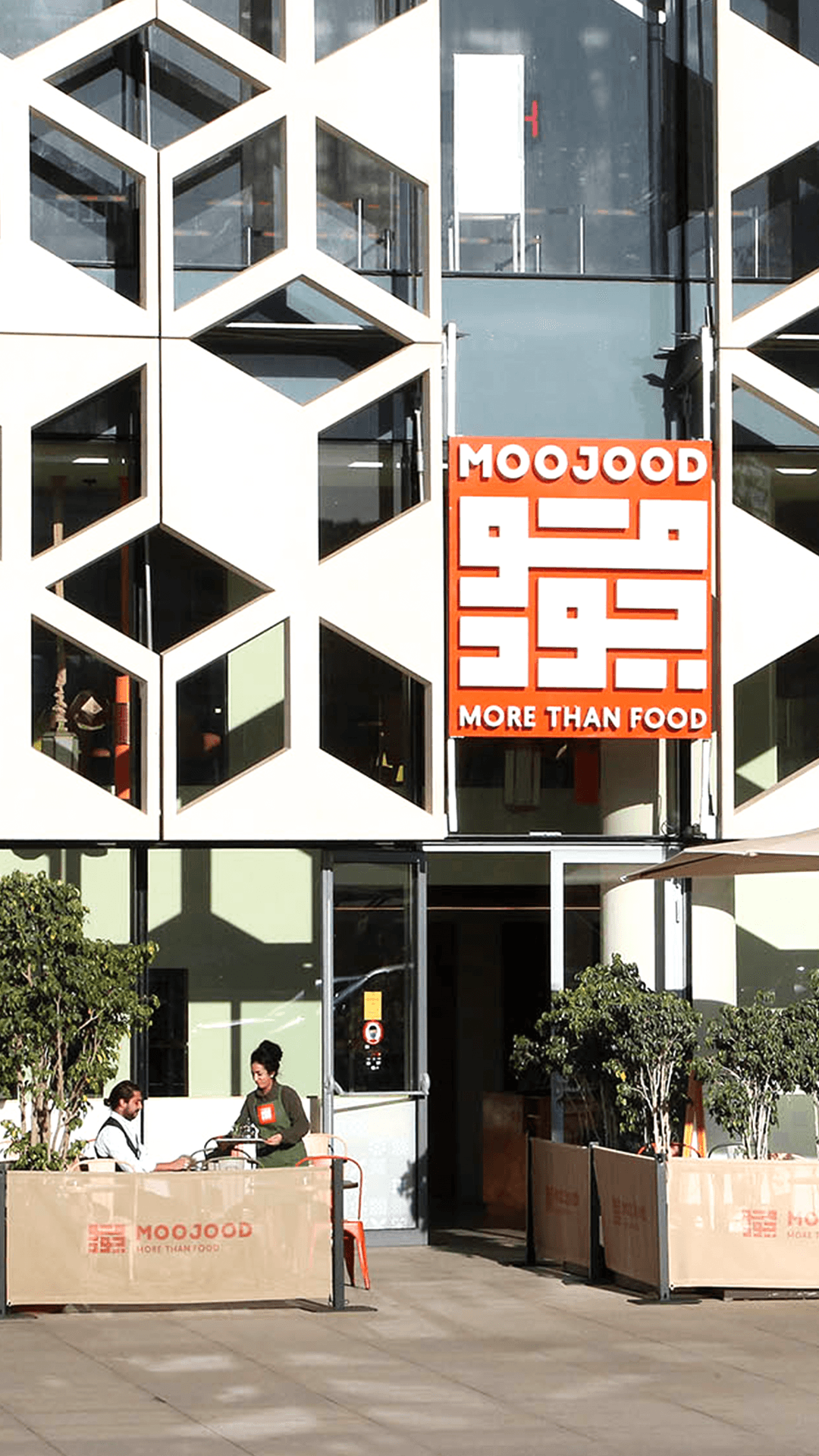 Façade Moojood avec son enseigne « More than food » et la terrasse extérieure.